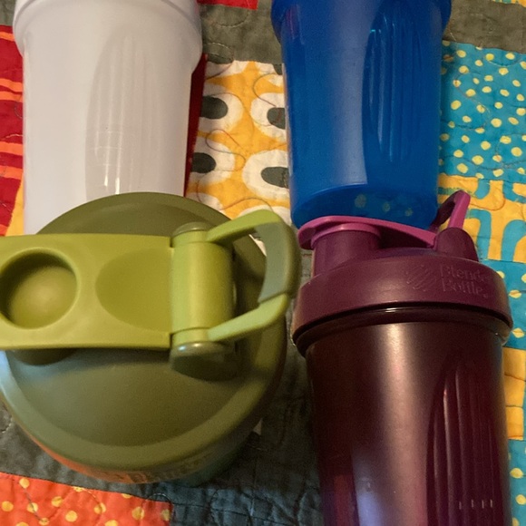 4 blender bottles with lid loop! - Picture 3 of 3